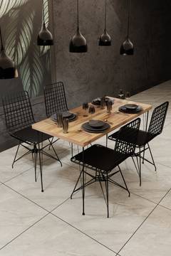 Tavolo da pranzo Liang in metallo nero e legno di quercia chiaro.