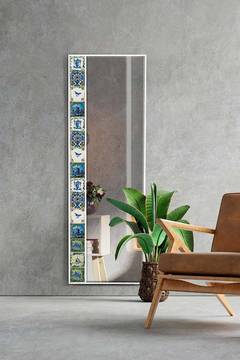 Dekorativer Spiegel Helene B50xH152cm Gehärtetes Glas und Massivholz Weiß Motiv links Fayence Blau und Weiß