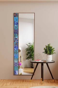 Dekorativer Spiegel Helene B50xH152cm Gehärtetes Glas und dunkles Massivholz Motiv links Fayence Blau und Braun