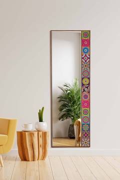 Dekorativer Spiegel Helene B50xH152cm Gehärtetes Glas und dunkles Massivholz Motiv rechts Fayence Mandala Mehrfarbig