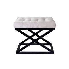 Taburete Ulad de metal negro y terciopelo blanco, asiento tapizado