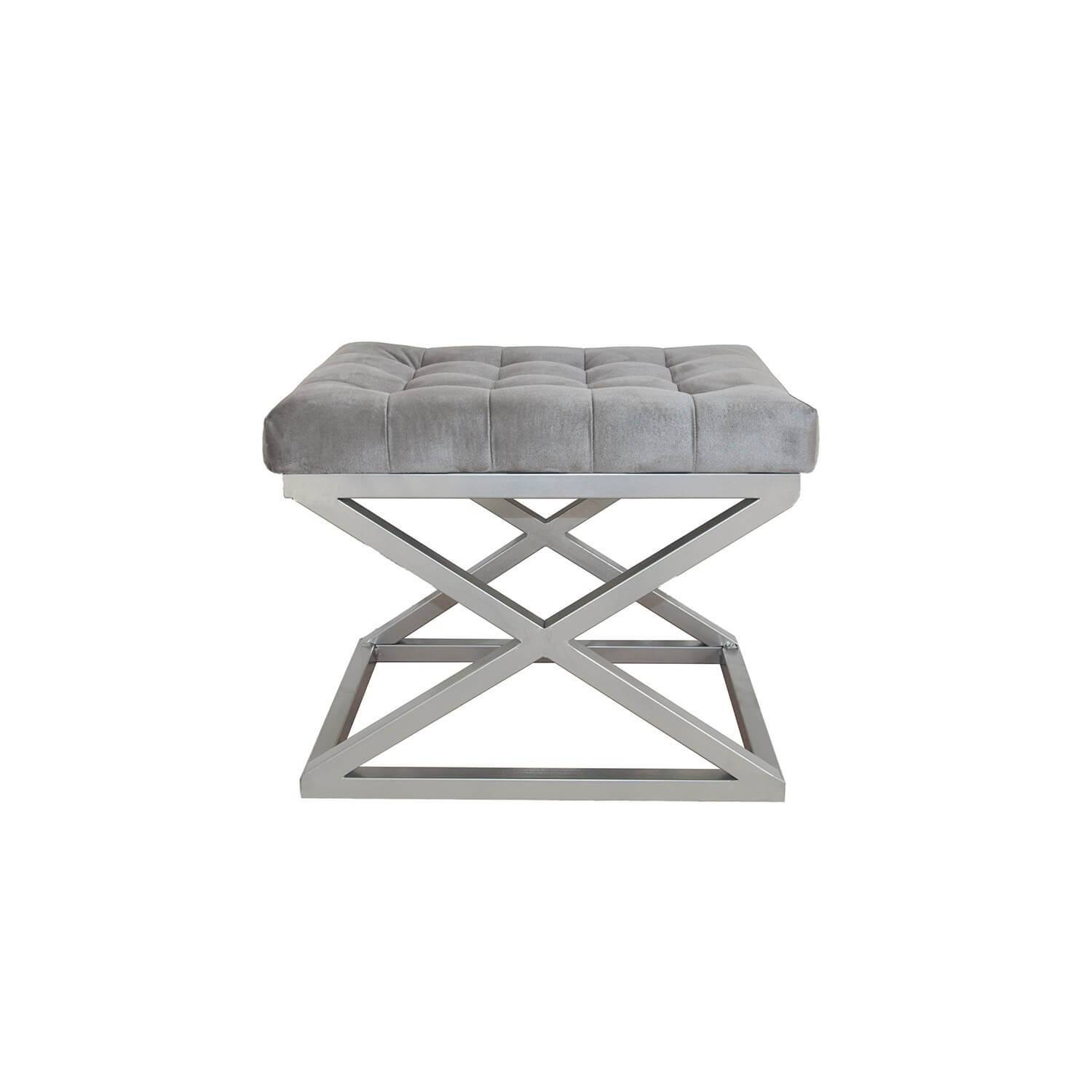 Taburete Ulad de metal plateado y terciopelo gris con asiento tapizado