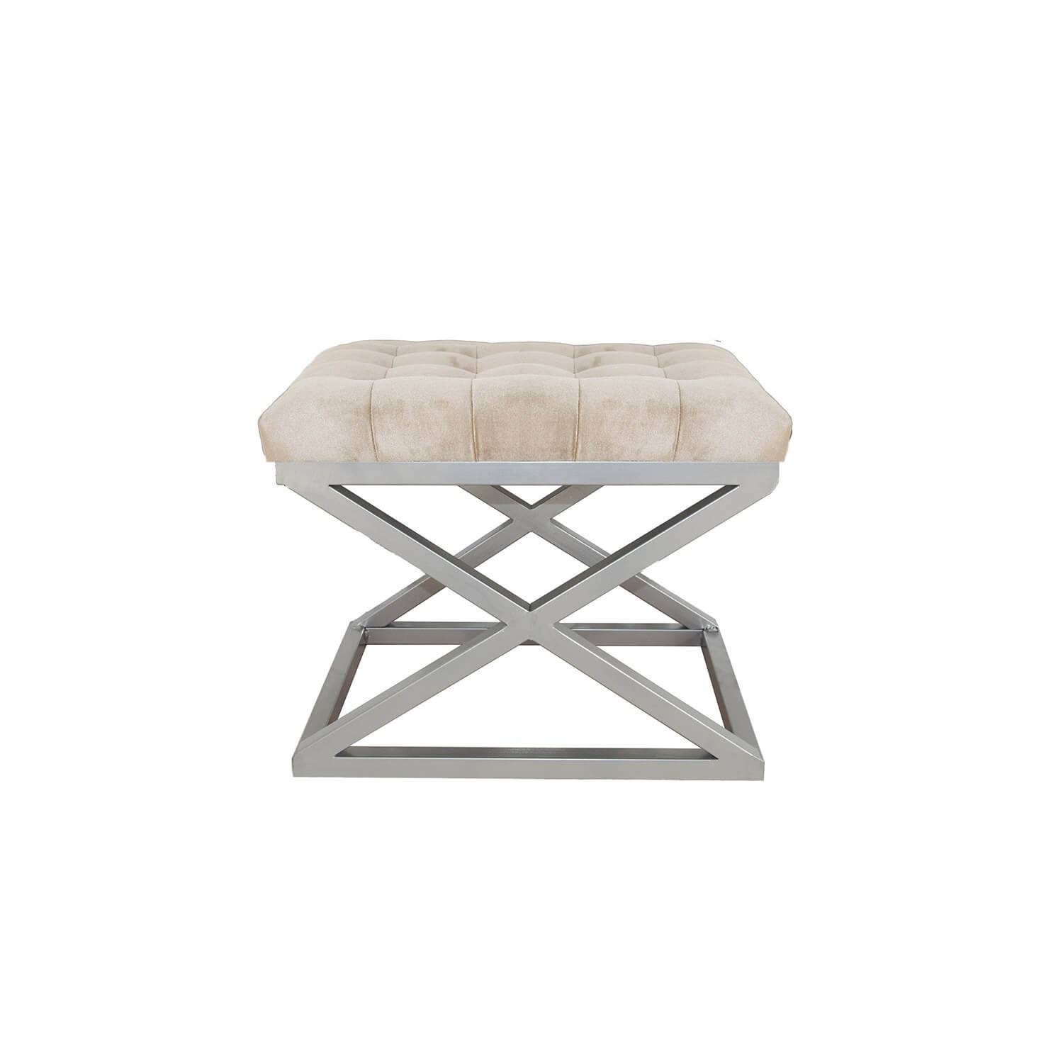Taburete Ulad de metal plateado y terciopelo blanco crema con asiento tapizado