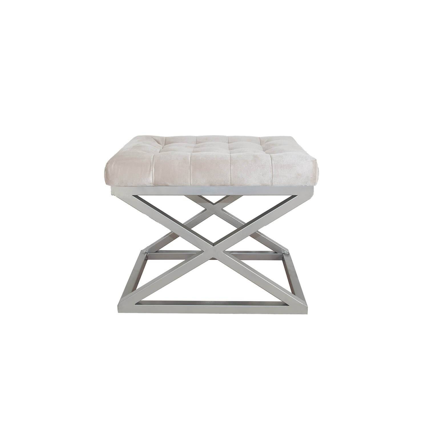 Taburete Ulad de metal plateado y asiento tapizado de terciopelo blanco sucio