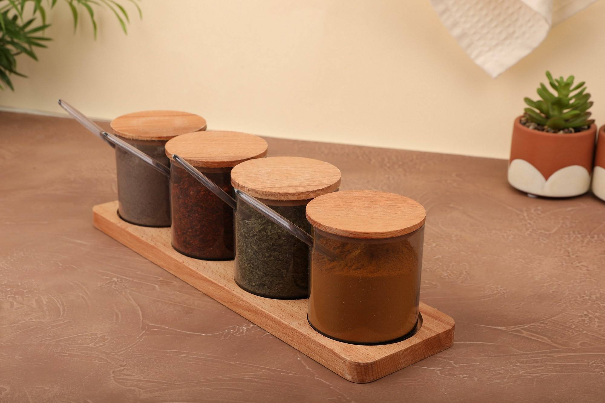Set de 4 pots à épices avec cuillères et plateau en bois clair
