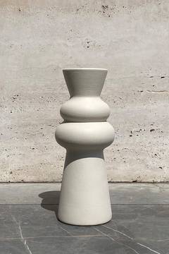 Vaso design Emla H29cm in ceramica bianco crema