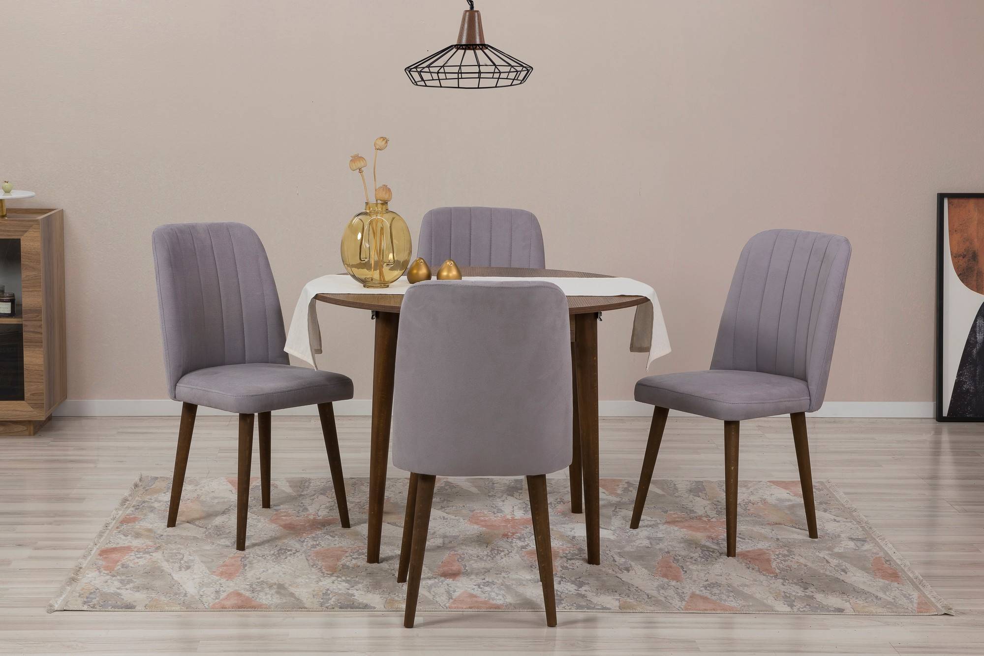 Ensemble de table ronde extensible et de 4 chaises Malva en bois foncé et tissu gris clair.