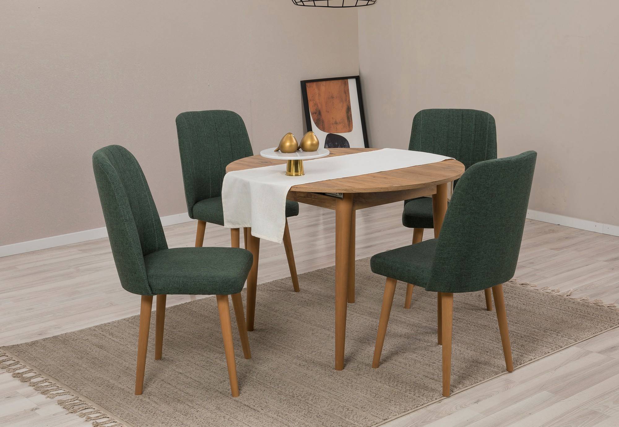 Ensemble table ronde extensible et 4 chaises Malva en bois clair et tissu vert.