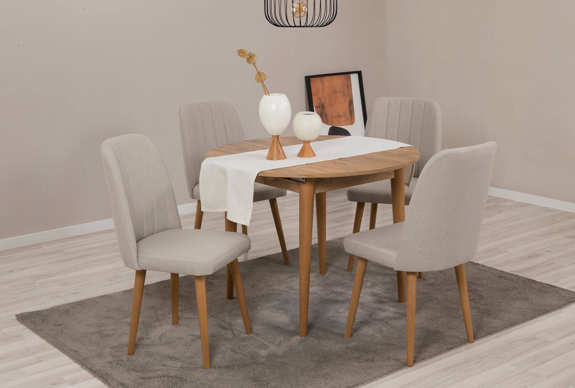 Erweiterbarer runder Tischset und 4 Malva Stühle aus hellem Holz und Grège Stoff.