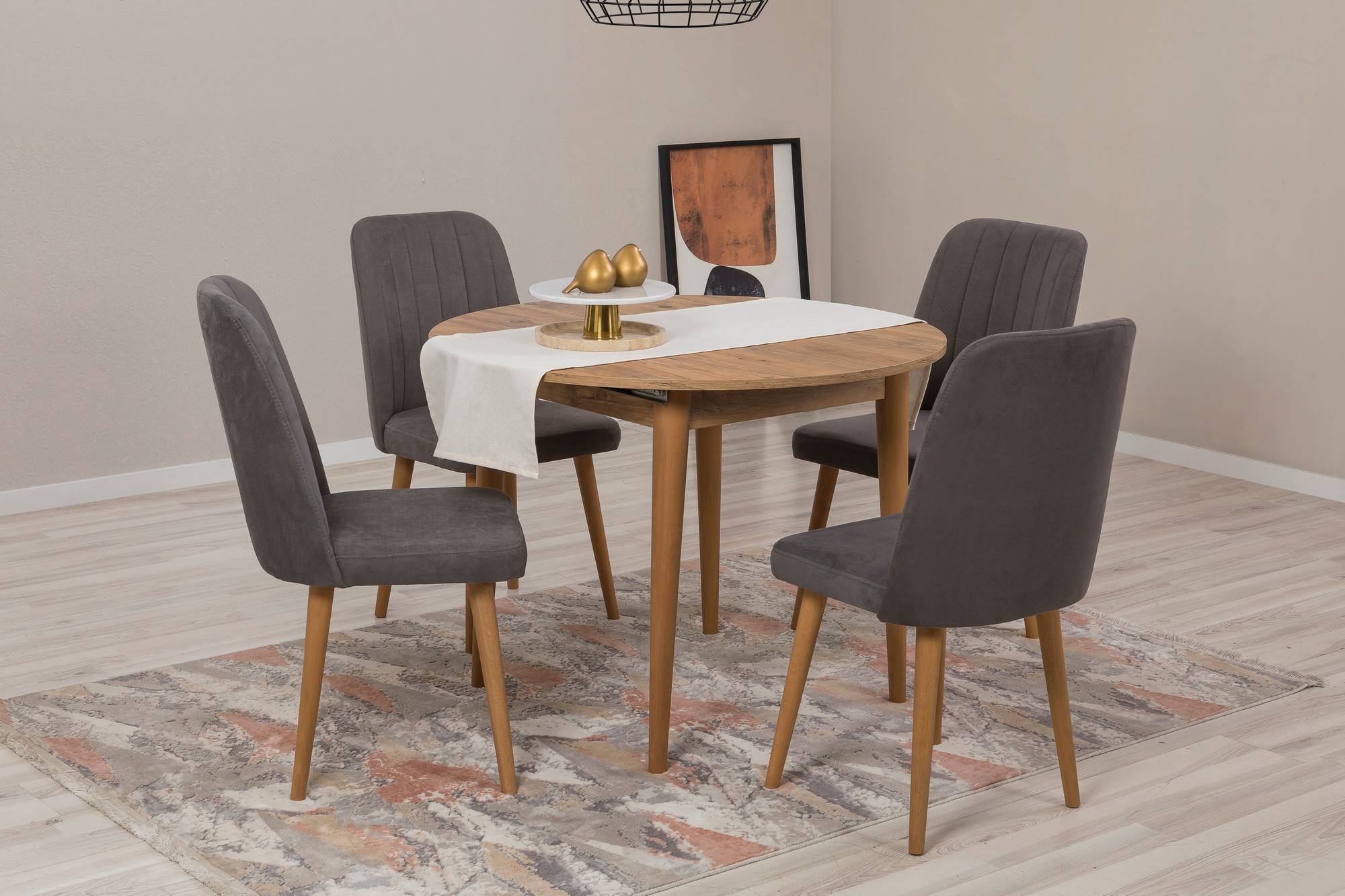 Juego de mesa redonda extensible y 4 sillas Malva en madera clara y tela gris oscuro.