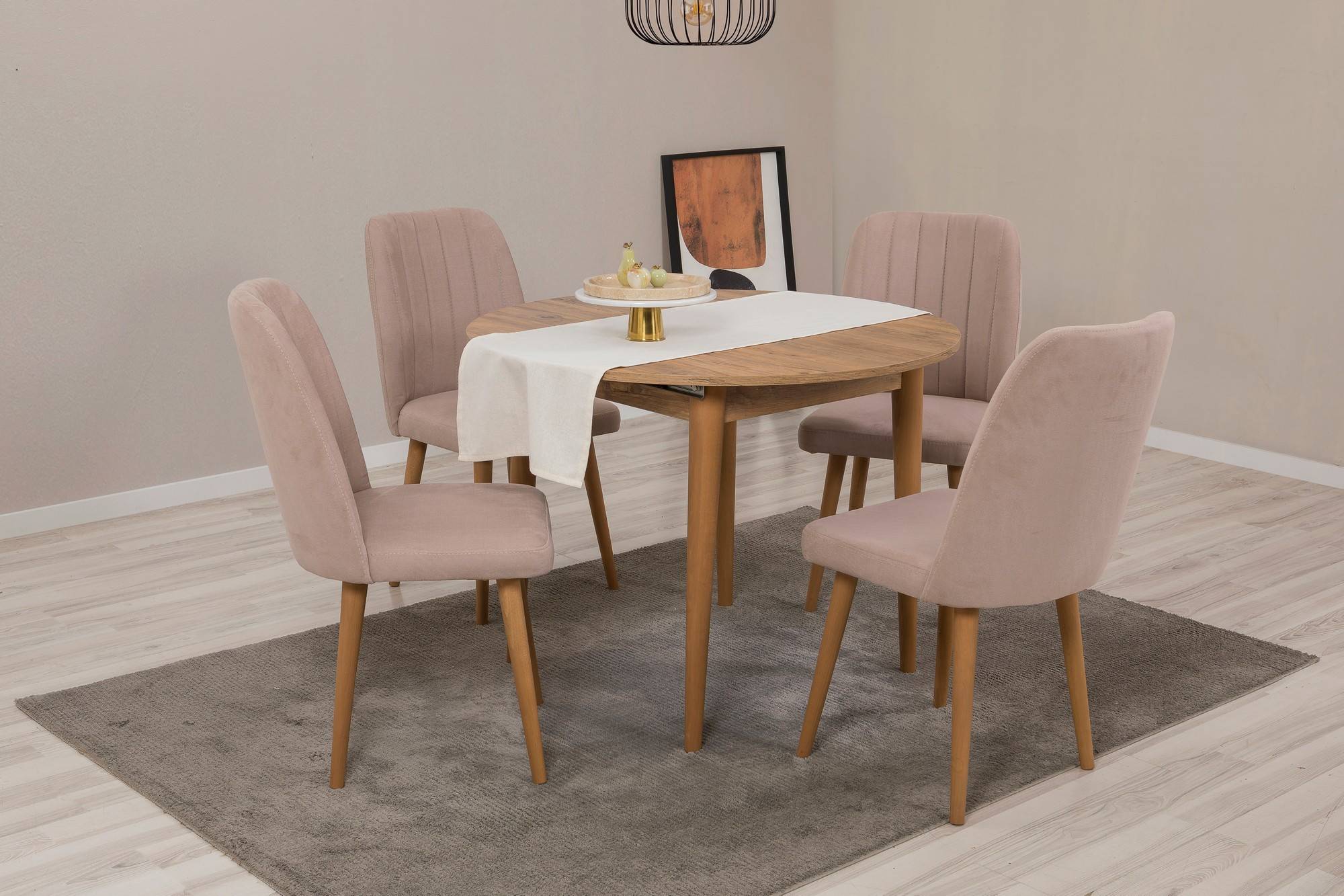 Erweitertes rundes Tischset und 4 Malva Stühle aus hellem Holz und taupefarbenem Stoff.