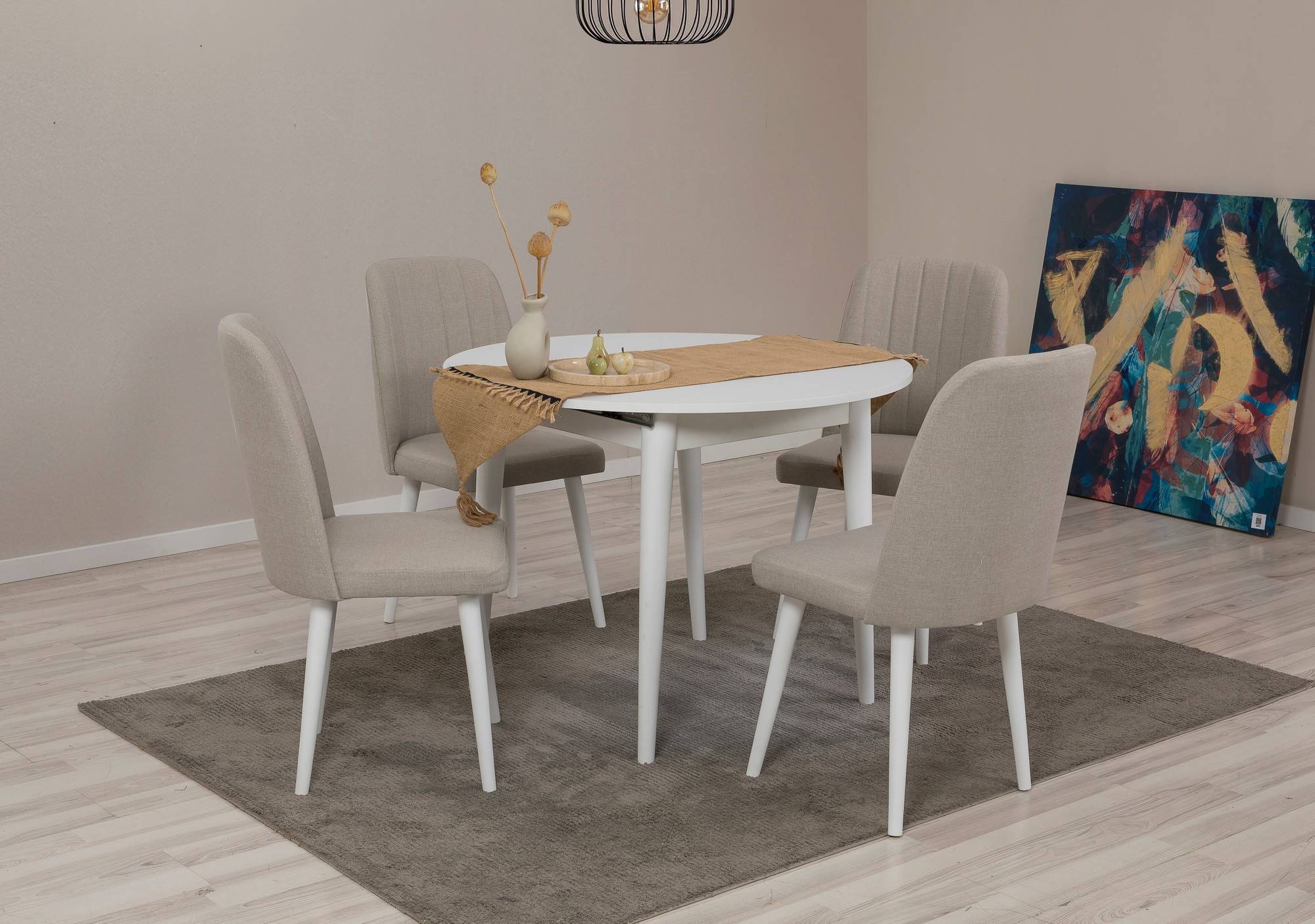 Juego de mesa redonda extensible y 4 sillas Malva de madera blanca y tapiz de color gris pardo.