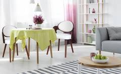 Estel Set mit 2 skandinavischen Stühlen Haselnuss & Weiß