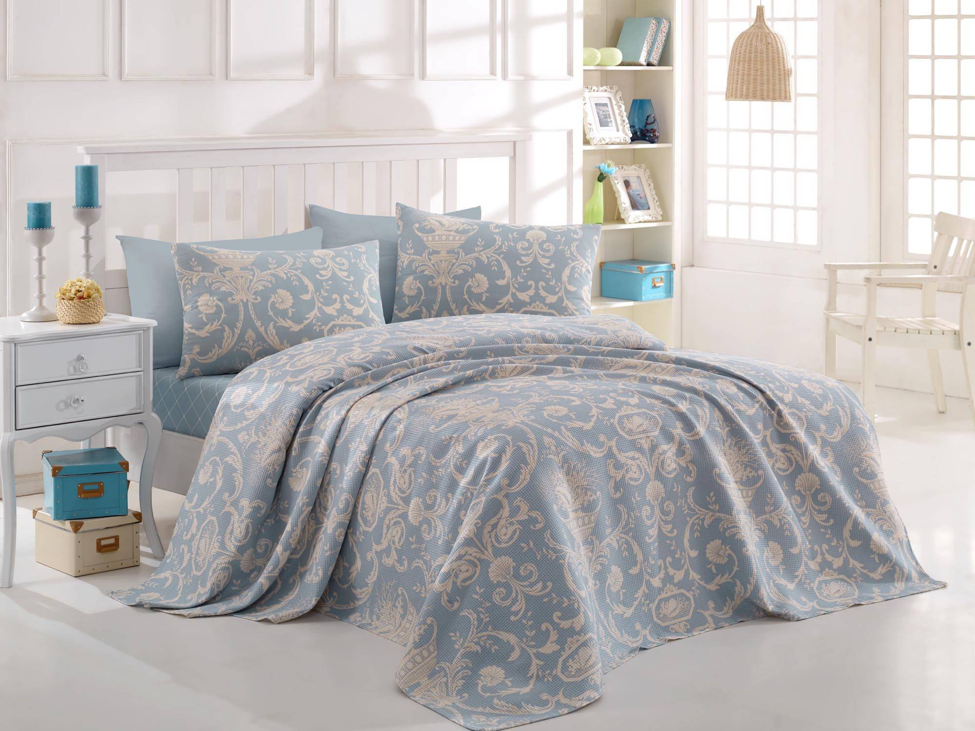 Jeté de lit simple Nadda 160x235cm 100% Coton Motif floral calice Bleu ciel et Blanc