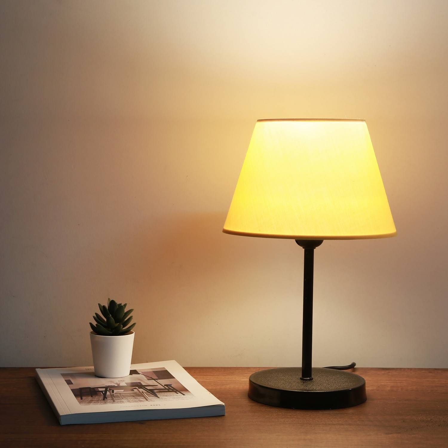 Lámpara de mesa Arilto estructura metálica Negro con pantalla de tela Amarillo