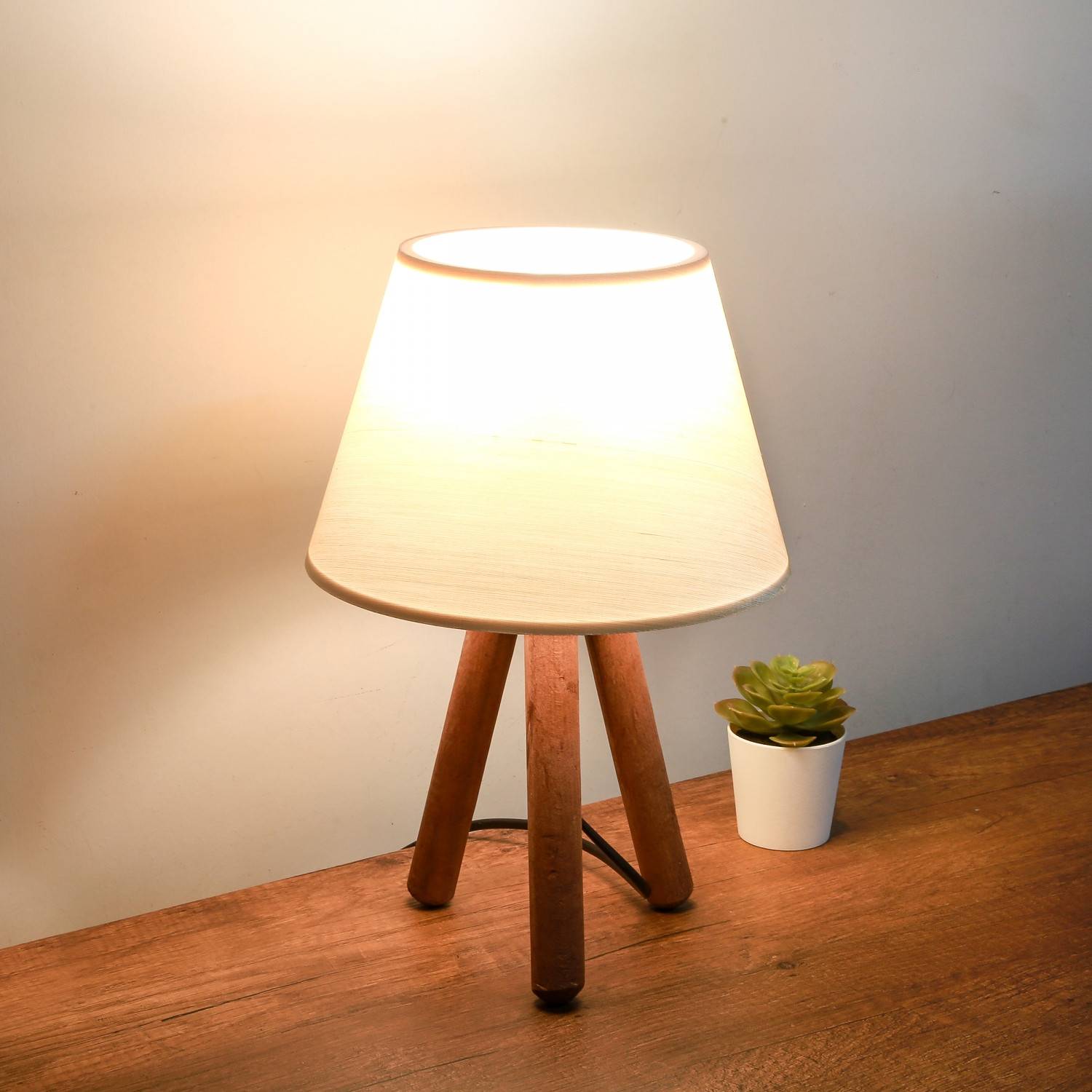 Linya tafellamp in Scandinavische stijl Creme en houten driepoot