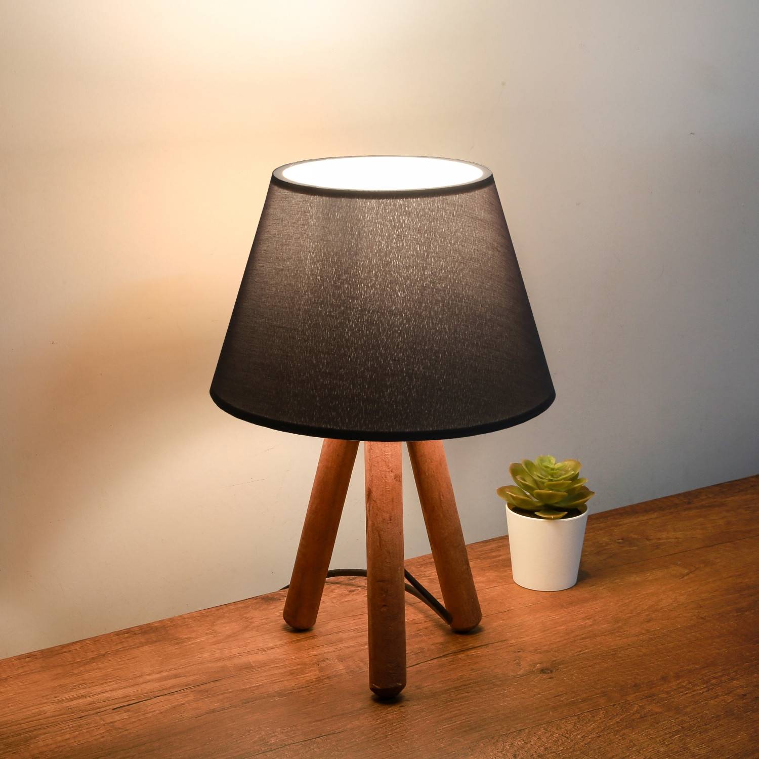 Linya tafellamp in Scandinavische stijl Zwart en houten driepoot