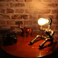 Lampe de table bonhomme assis Plumbarius 26x16cm Tuyau Fonte Noir