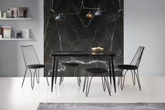 Set van 2 stoelen met zwart metaal en zwarte kunstlederen poten