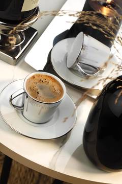 Set mit 2 Kaffeetassen und Untertassen aus Porzellan von Katy mit fließendem Scharniermuster in Silber und Weiß