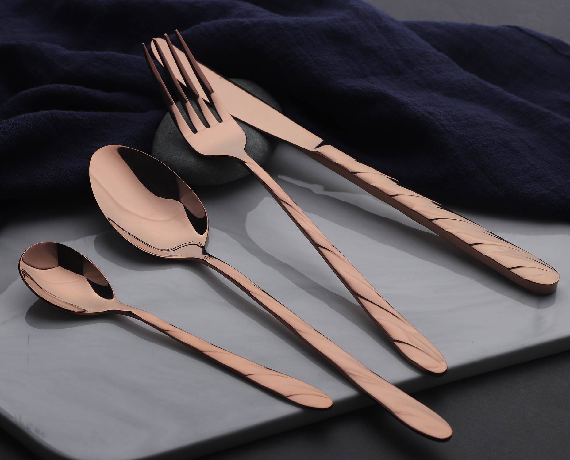 Pfedxoon set di posate in acciaio inossidabile cucchiai in confezione regalo oro opaco, 4 pezzi solido utensili in acciaio inossidabile opaco tra cui forchette coltelli, 