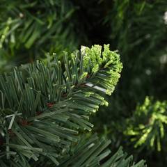 Künstlicher Weihnachtsbaum Serge H210cm Grün mit Tannenzapfen und Glitzer