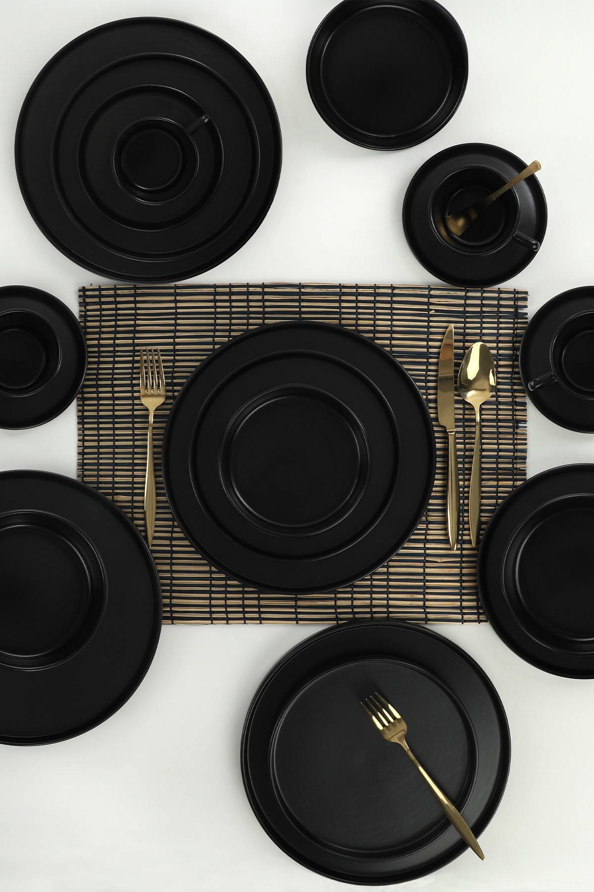 15 assiettes à shopper pour l'été  Assiette noire, Assiettes modernes, Set  de table