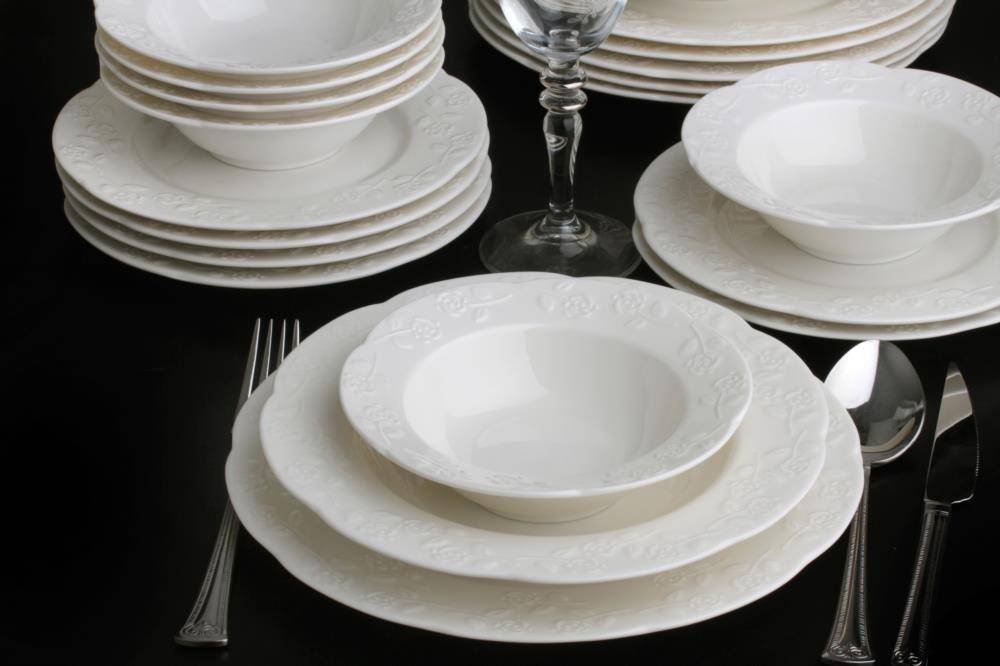 20 assiettes de table en porcelaine blanche et or