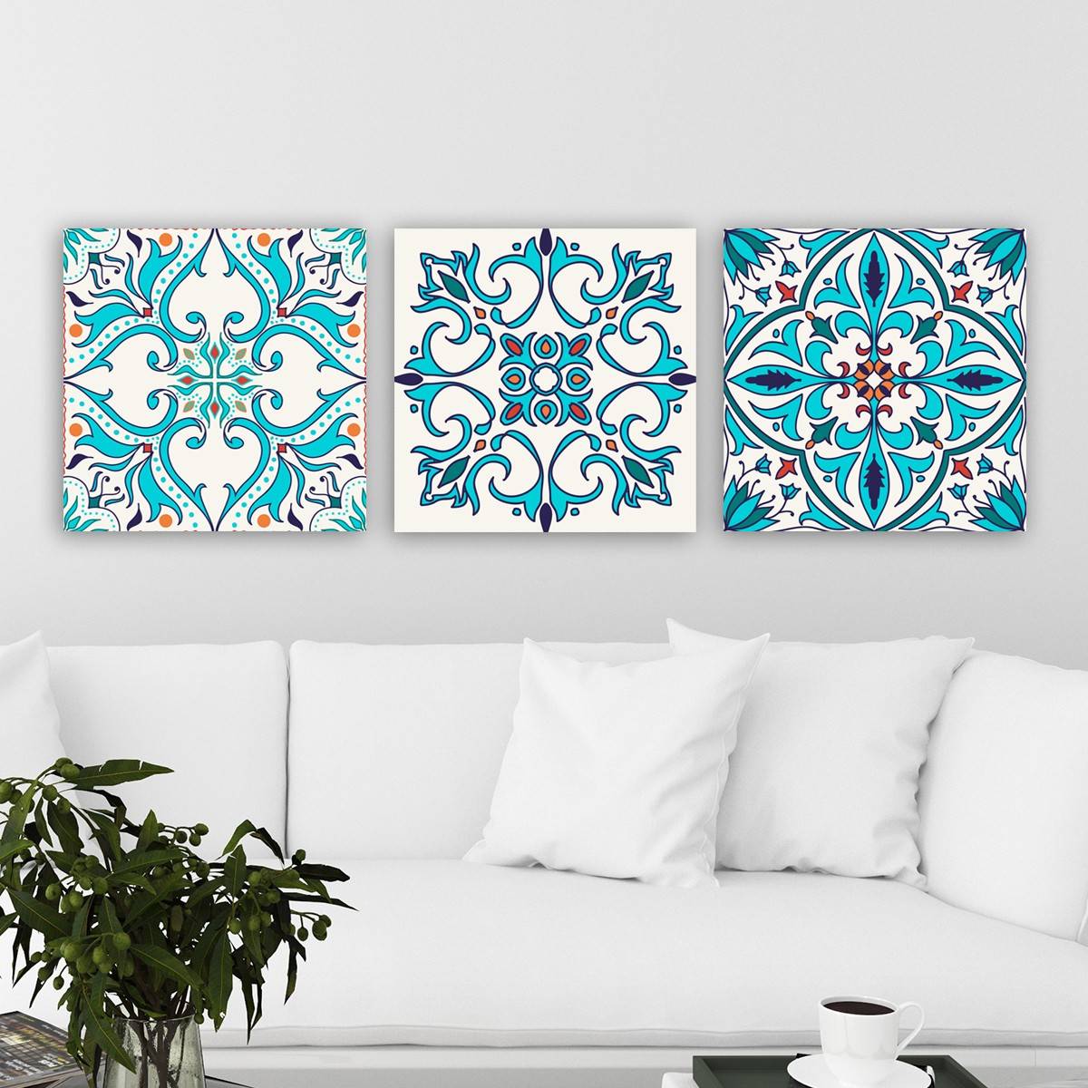 Set mit 3 dekorativen Gemälden von Scaenicos Ornamentale vierblättrige Arabesken in Weiß und Türkis