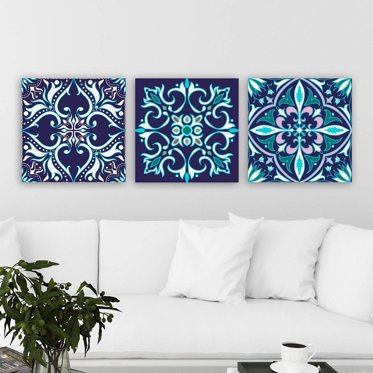 Set mit 3 dekorativen Gemälden von Scaenicos Ornamentales vierblättriges Arabeskenmuster in Blau, Weiß und Grün