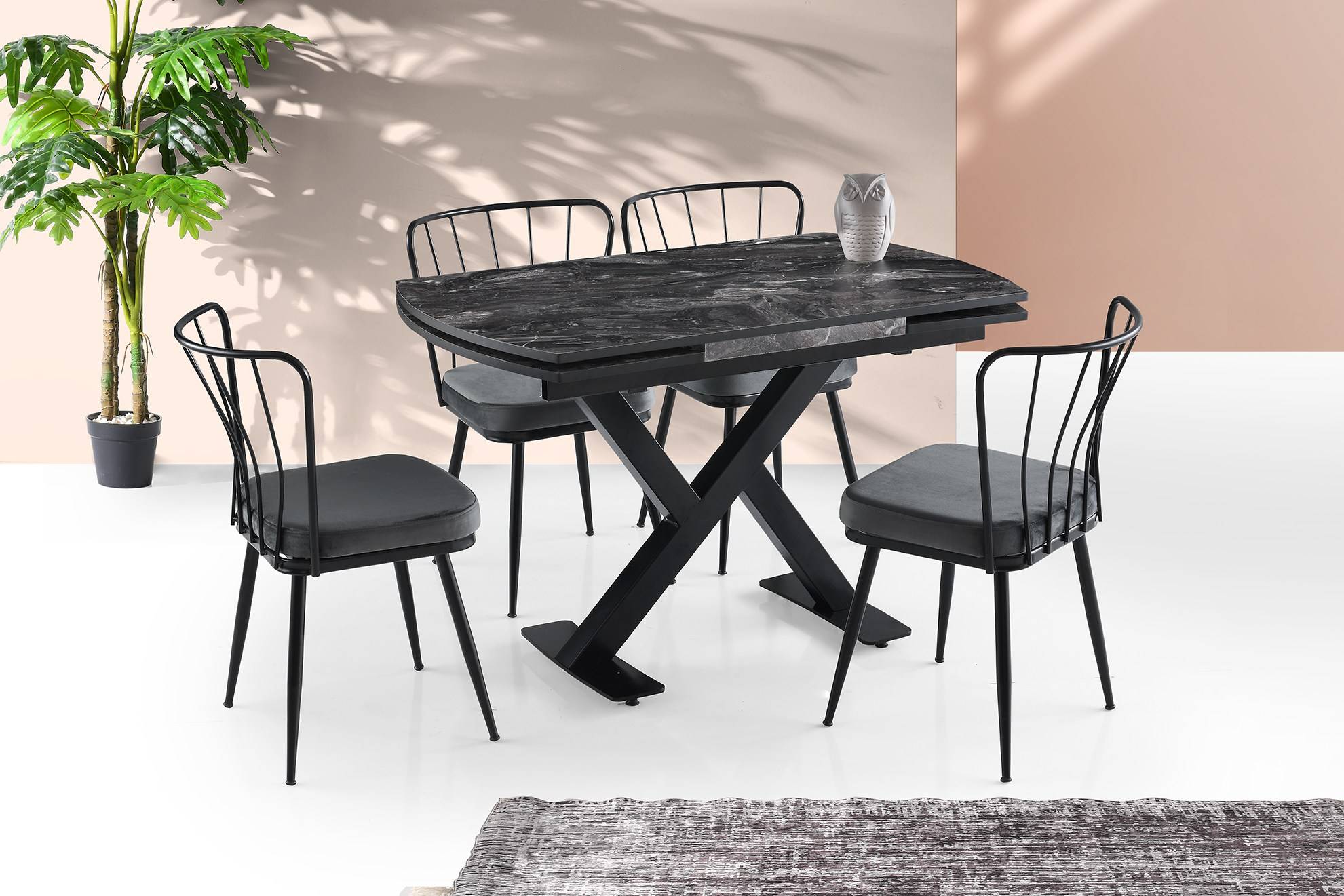 Tavolo da pranzo allungabile Barse in metallo nero e legno effetto marmo