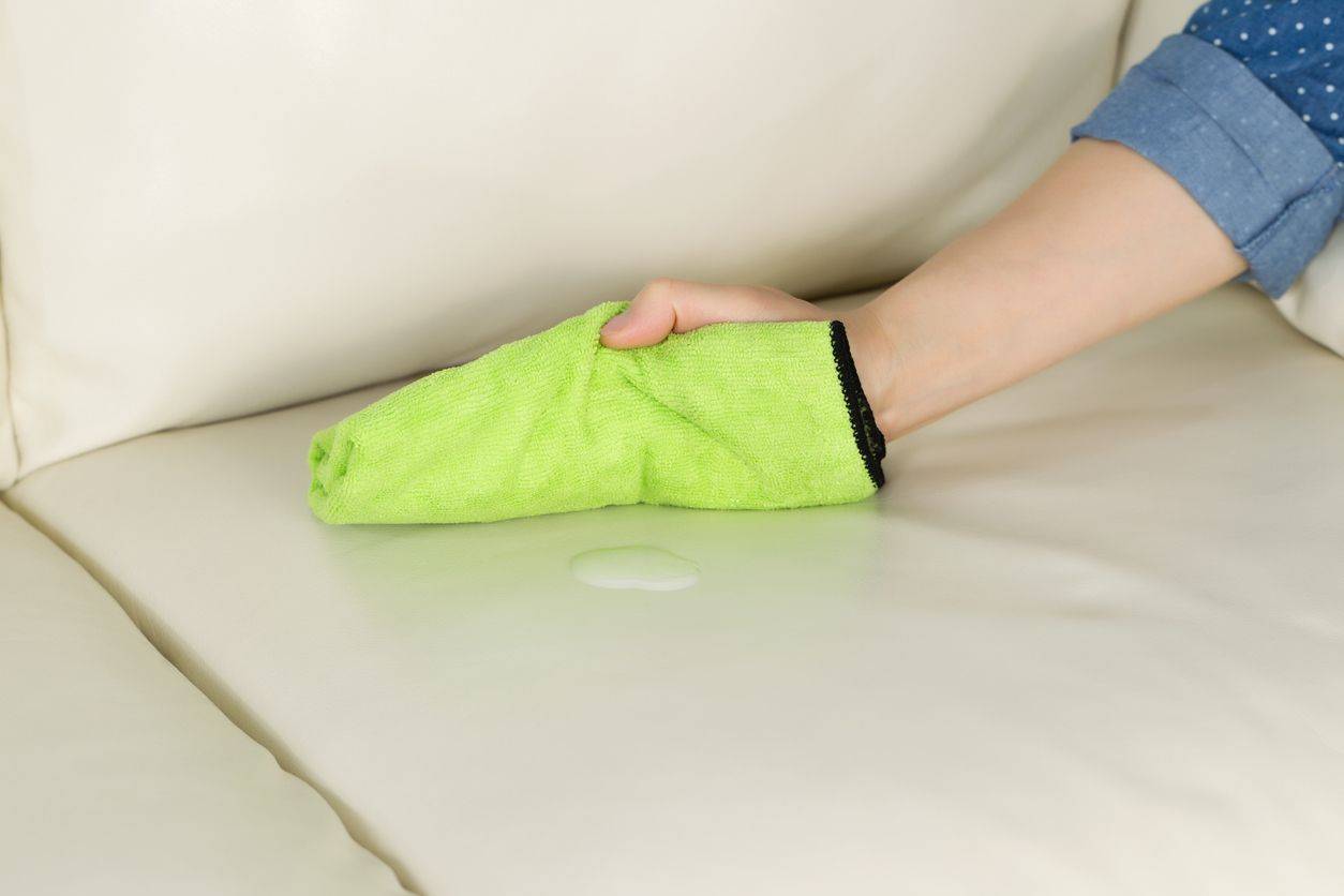 Come pulire il divano in pelle: tutte le soluzioni