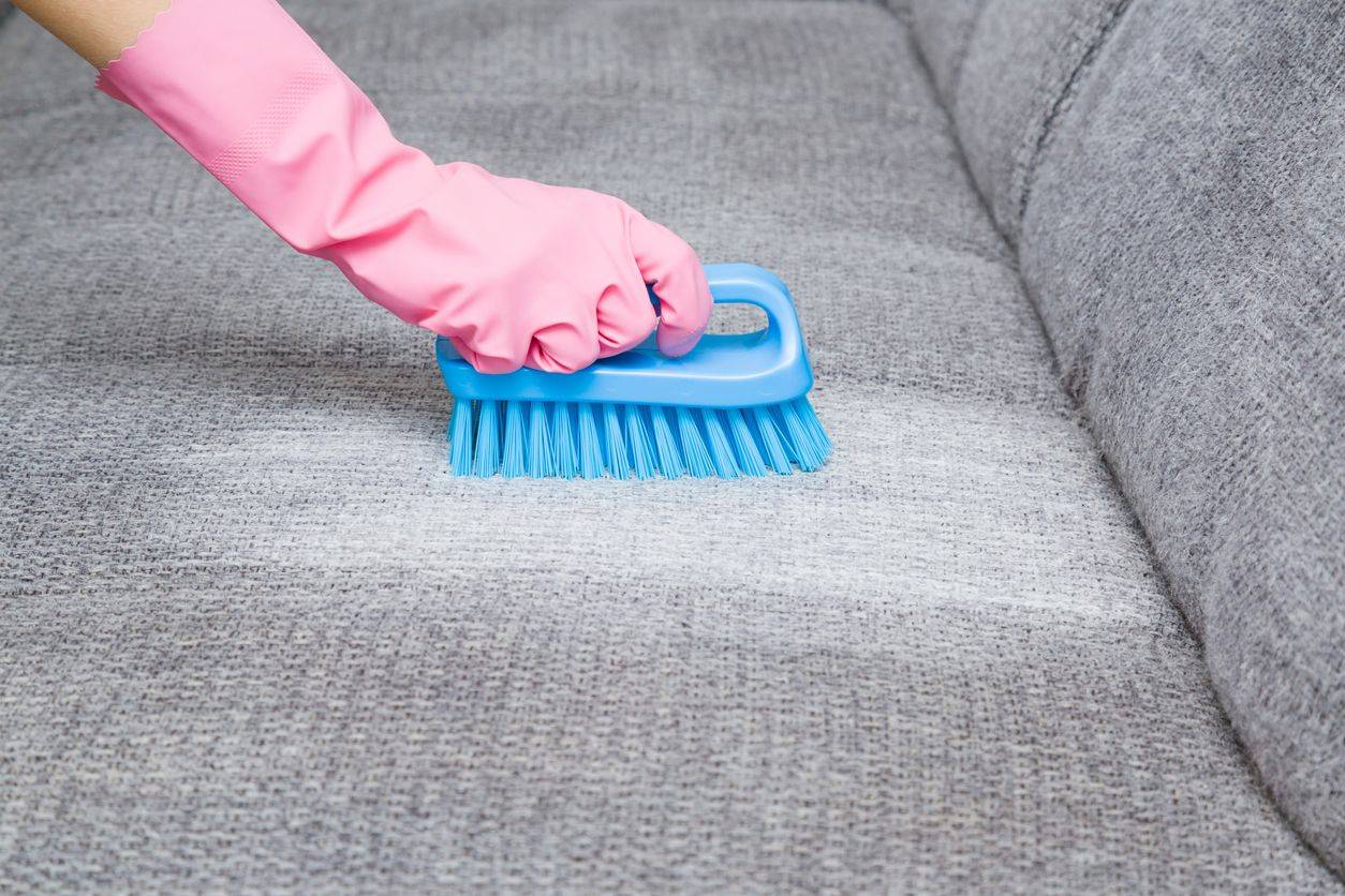 Nos conseils pour nettoyer un canapé en daim